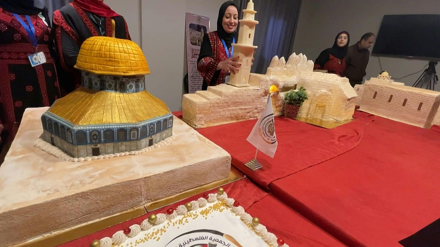 قوالب على شكل المسجد الأقصى وكنيسة القيامة صنعها فلسطينيون يحتفلون باليوم العالمي للمرأة في غزة