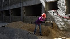 امرأة فنزويلية تعمل في حظيرة بناء. 2023/02/22