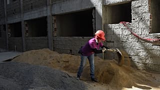 امرأة فنزويلية تعمل في حظيرة بناء. 2023/02/22