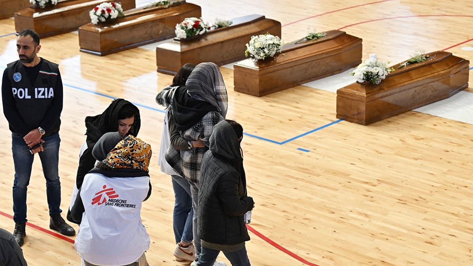 Göçmen teknesinde hayatını kaybedenler için tören yapıldı