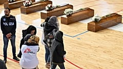 Göçmen teknesinde hayatını kaybedenler için tören yapıldı