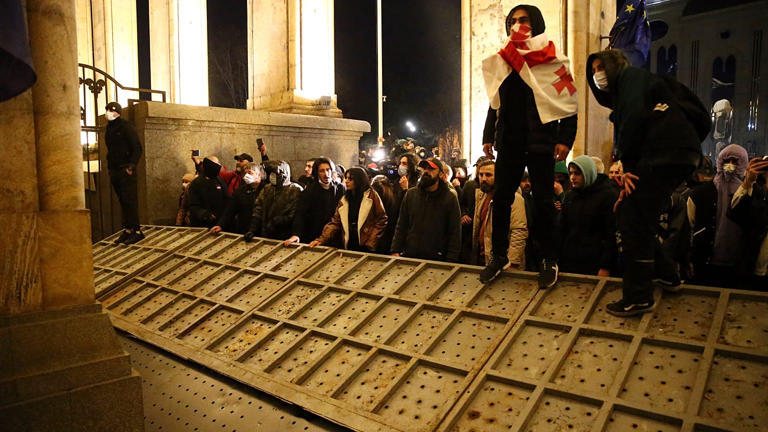 متظاهرون يتجمعون عند حاجز أمني منهار  في مبنى البرلمان الجورجي في تبليسي - جورجيا. 2023/03/07