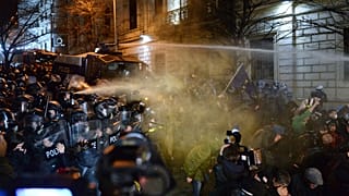 A grúz rendőrség vízágyúval oszlat