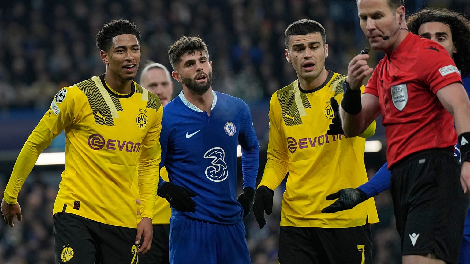 Die Dortmunder Spieler Jude Bellingham, und Giovanni Reyna wundern sich über Schiedsrichter Danny Makkelie