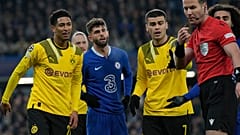Die Dortmunder Spieler Jude Bellingham, und Giovanni Reyna wundern sich über Schiedsrichter Danny Makkelie