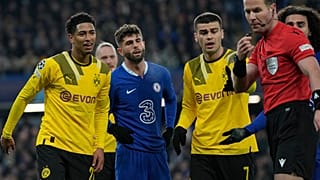 Die Dortmunder Spieler Jude Bellingham, und Giovanni Reyna wundern sich über Schiedsrichter Danny Makkelie
