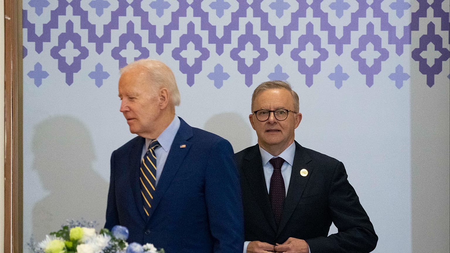الرئيس الأمريكي جو بايدن مع رئيس الوزراء الأسترالي أنتوني ألبانيز، قمة رابطة دول جنوب شرق آسيا (آسيان)، الأحد، 13 نوفمبر 2022