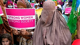  نساء داعمات لحزب ديني "الجماعة الإسلامية" في مسيرة للاحتفال باليوم العالمي للمرأة، في لاهور ، باكستان، 8 مارس 2023