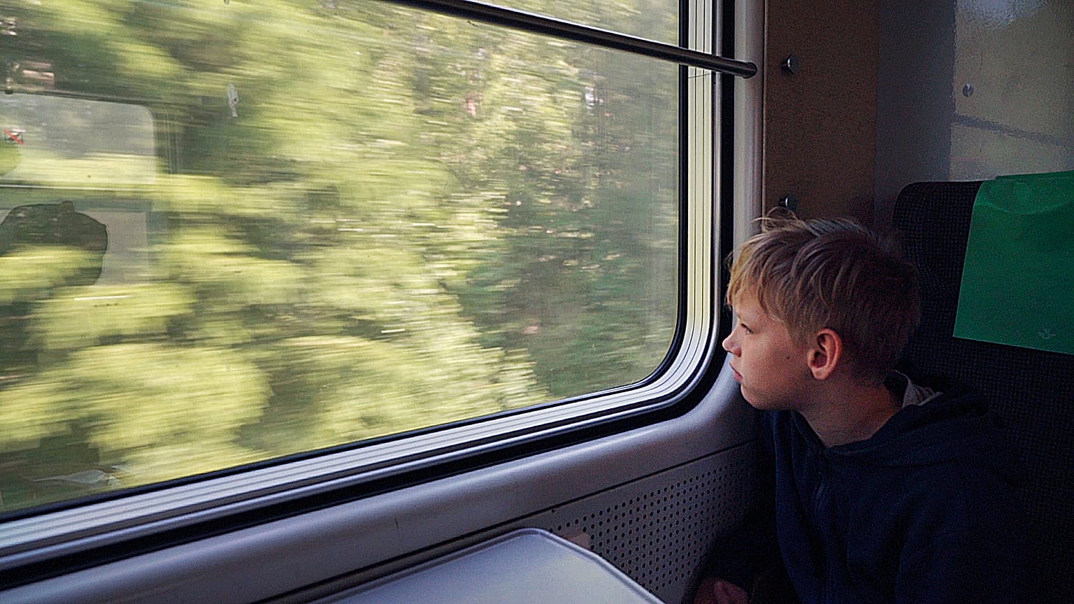 Ein Junge fährt Bahn