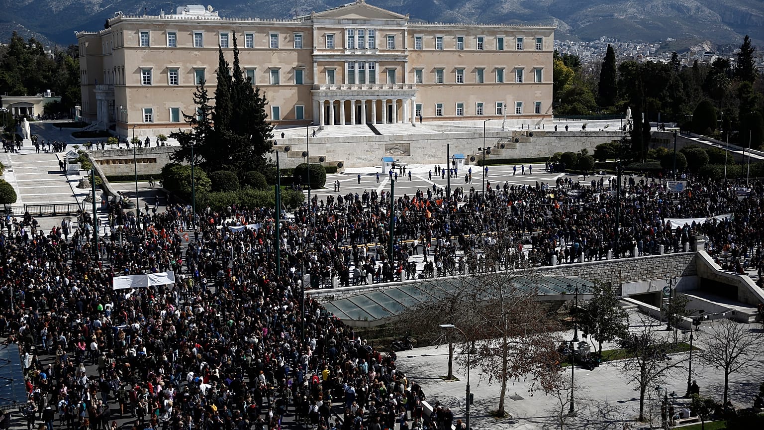 Γενική άποψη από την συγκέντρωση διαμαρτυρίας στο Σύνταγμα,ως αντίδραση στο πιο πολύνεκρο σιδηροδρομικό δυστύχημα