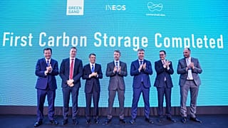 Responsáveis da INEOS e membros do governo com o príncipe Frederik da Dinamarca