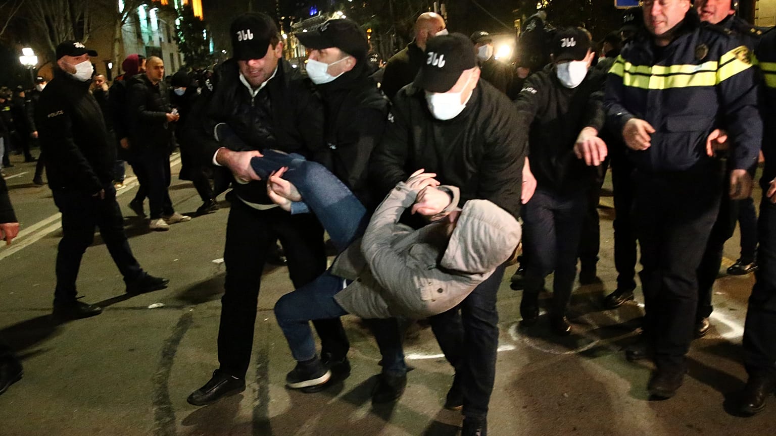 La policía georgiana detiene a un manifestante durante una protesta frente al Parlamento en Tiflis, Georgia, el 8 de marzo de 2023.