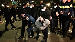 La policía georgiana detiene a un manifestante durante una protesta frente al Parlamento en Tiflis, Georgia, el 8 de marzo de 2023.