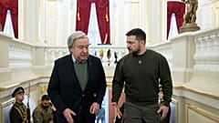 El secretario general de la ONU, António Guterres, acompañado por el presidente ucraniano, Volodímir Zelenski, tras su llegada a Kiev. 