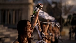 Miembros del grupo feminista FEMEN protestan contra el aumento del número de feminicidios en España en Madrid, España, el 27 de enero de 2023.