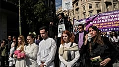 Des manifestants observent une minute de silence lors d'une manifestation en hommage aux victimes de la catastrophe ferroviaire qui a touché le pays la semaine dernière