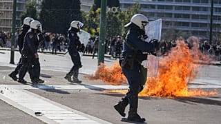 Polícia teve de recorrer a atordoantes para reprimir protestos violentos em Atenas