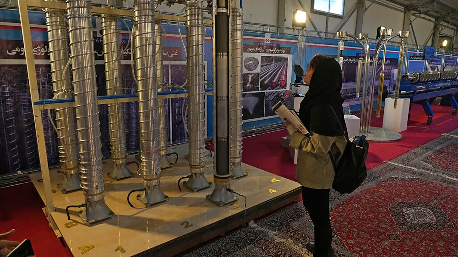 نمایش سانتریفیوژهای ساخت ایران در تهران 