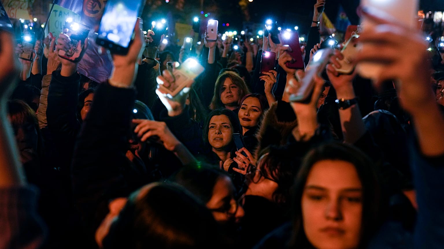 Concentración multitudinaria para conmemorar el Día Internacional de la Mujer en Estambul, Turquía, el miércoles 8 de marzo de 2023. 