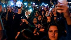 Concentración multitudinaria para conmemorar el Día Internacional de la Mujer en Estambul, Turquía, el miércoles 8 de marzo de 2023. 