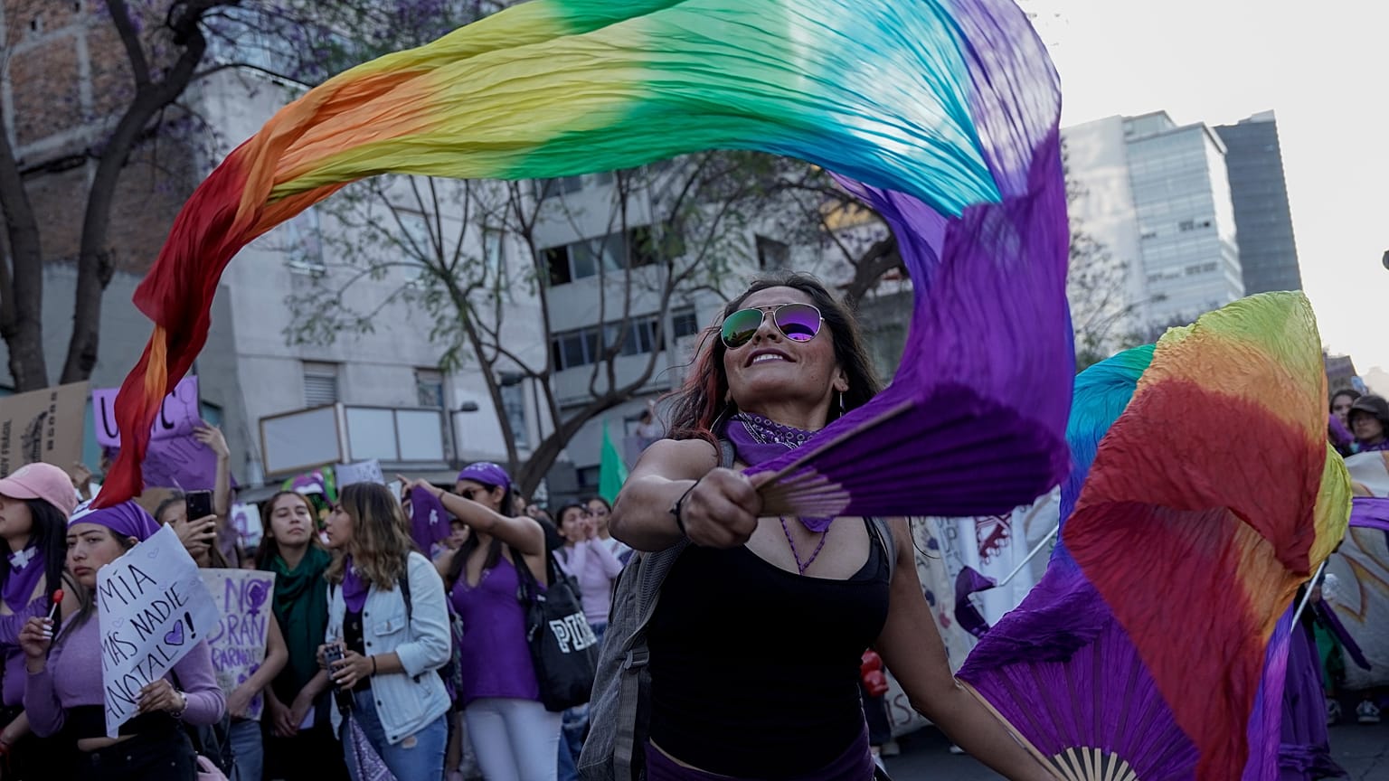Eine Frau in Mexiko-Stadt während einer Demonstration zum Internationalen Frauentag