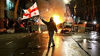 Грузины выходят на протесты и возводят баррикады, возмущённые проектом закона "об иноагентах"