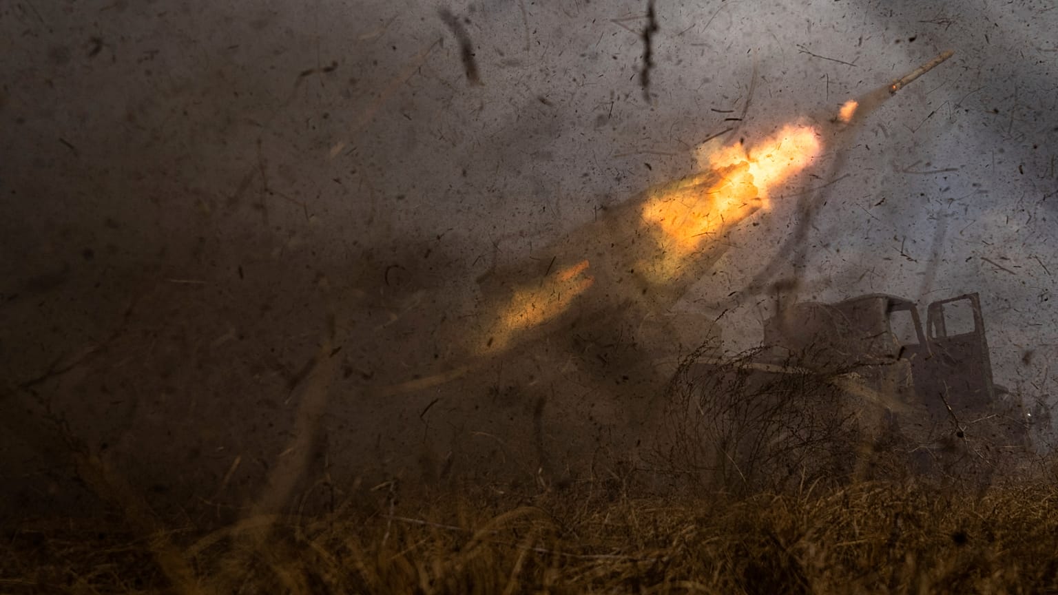  قاذفة صواريخ تطلق MSLR BM-21 "جراد" الأوكرانية باتجاه مواقع روسية
