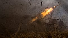  قاذفة صواريخ تطلق MSLR BM-21 "جراد" الأوكرانية باتجاه مواقع روسية