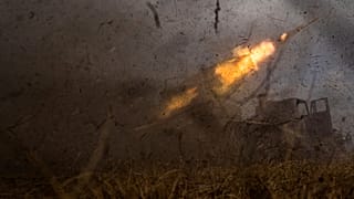  قاذفة صواريخ تطلق MSLR BM-21 "جراد" الأوكرانية باتجاه مواقع روسية