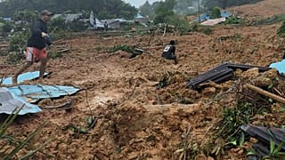 الأمطار الغزيرة ادت إلى انهيار التلال المحيطة، ودفن 30 منزلاً في قرية جنتنج في جزيرة نائية صغيرة، أندونيسيا 6 مارس/آذار 2023.