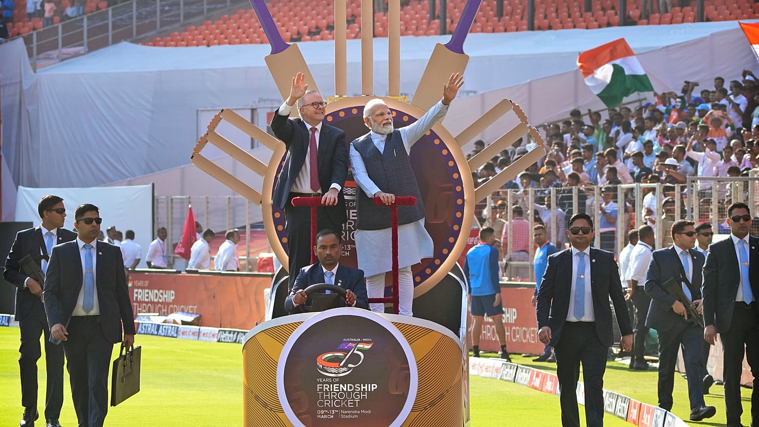 رئيس الوزراء الهندي ناريندرا مودي مع نظيره الأسترالي أنتوني ألبانيز عند وصولهما إلى الملعب لمشاهدة المباراة
