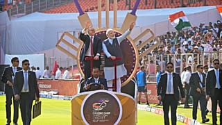 رئيس الوزراء الهندي ناريندرا مودي مع نظيره الأسترالي أنتوني ألبانيز عند وصولهما إلى الملعب لمشاهدة المباراة