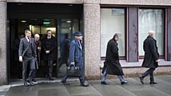 Der Staatsanwalt fordert je sieben Monate Freiheitsstrafe auf Bewährung für die vier Angeklagten.