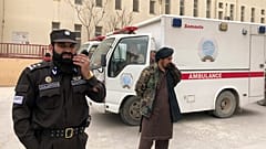 Taliban üyeleri Belh vilayetinin başkenti Mezar-ı Şerif'te meydana gelen patlamanın ardından hastane önünde nöbet tutuyor. 