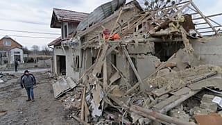 Ukrayna'nın batısındaki Lviv bölgesindeki bir köyde Rus füzesinin isabet ettiği bir ev