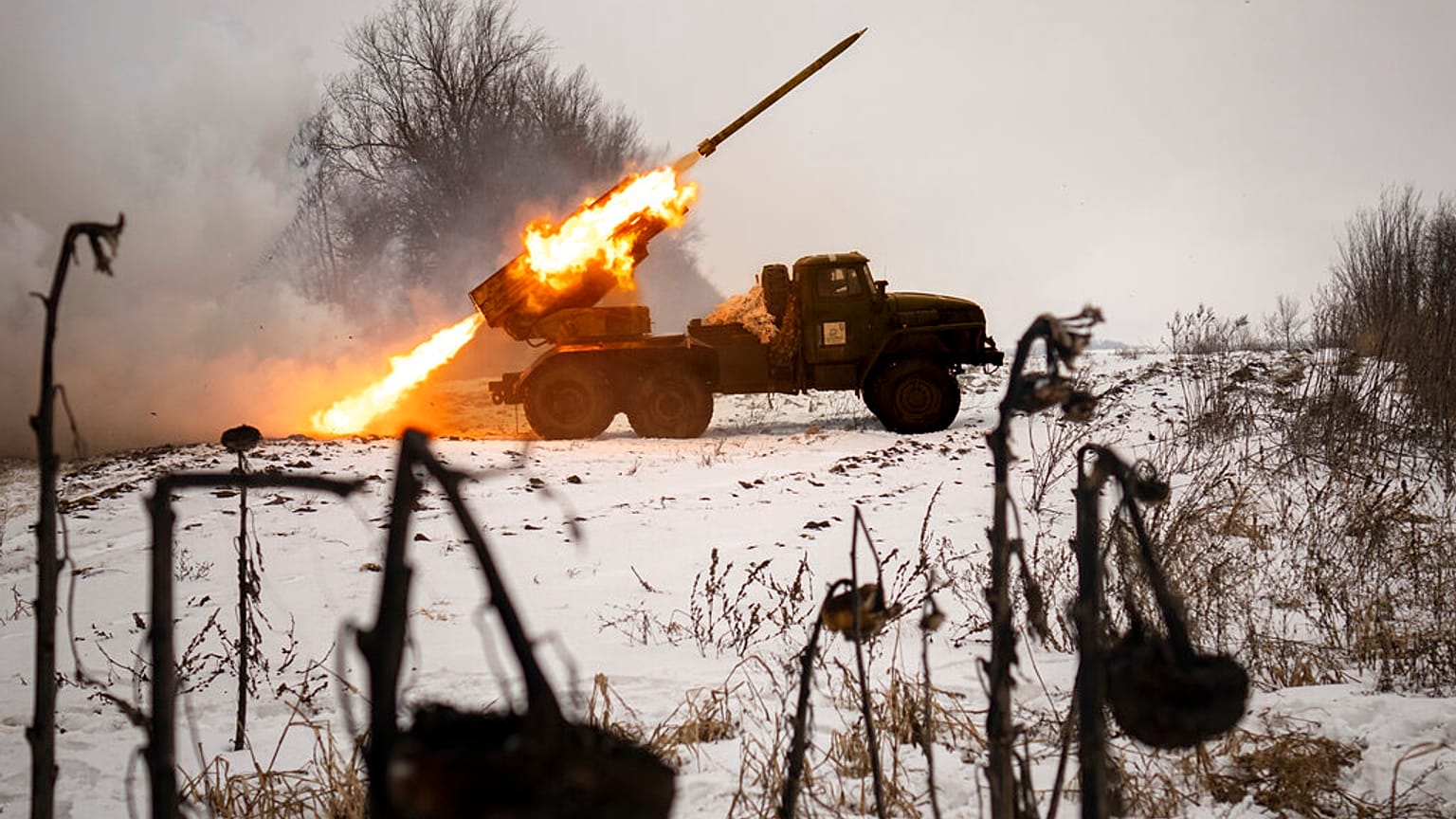 Militares ucranianos disparan desde un lanzacohetes múltiple contra posiciones rusas en la zona de Kharkiv, Ucrania, el sábado 25 de febrero de 2023.