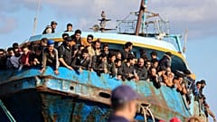قایق حامل پناهجویان در ساحل یونان
