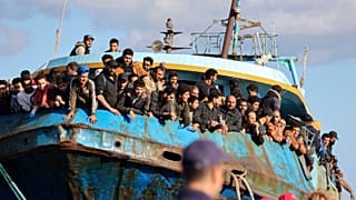 قایق حامل پناهجویان در ساحل یونان