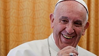 Papa Francesco sorride durante una conferenza stampa tenuta sul volo di ritorno dal Cairo a Roma, 29/04/2017