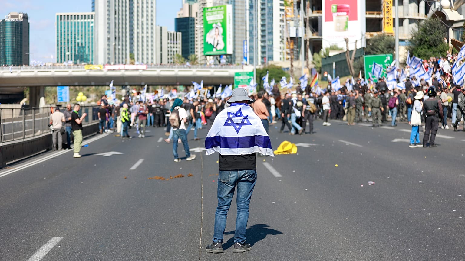 Tel Aviv'de göstericiler otoyolu trafiğe kapattı 