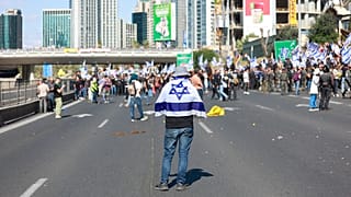 Tel Aviv'de göstericiler otoyolu trafiğe kapattı 