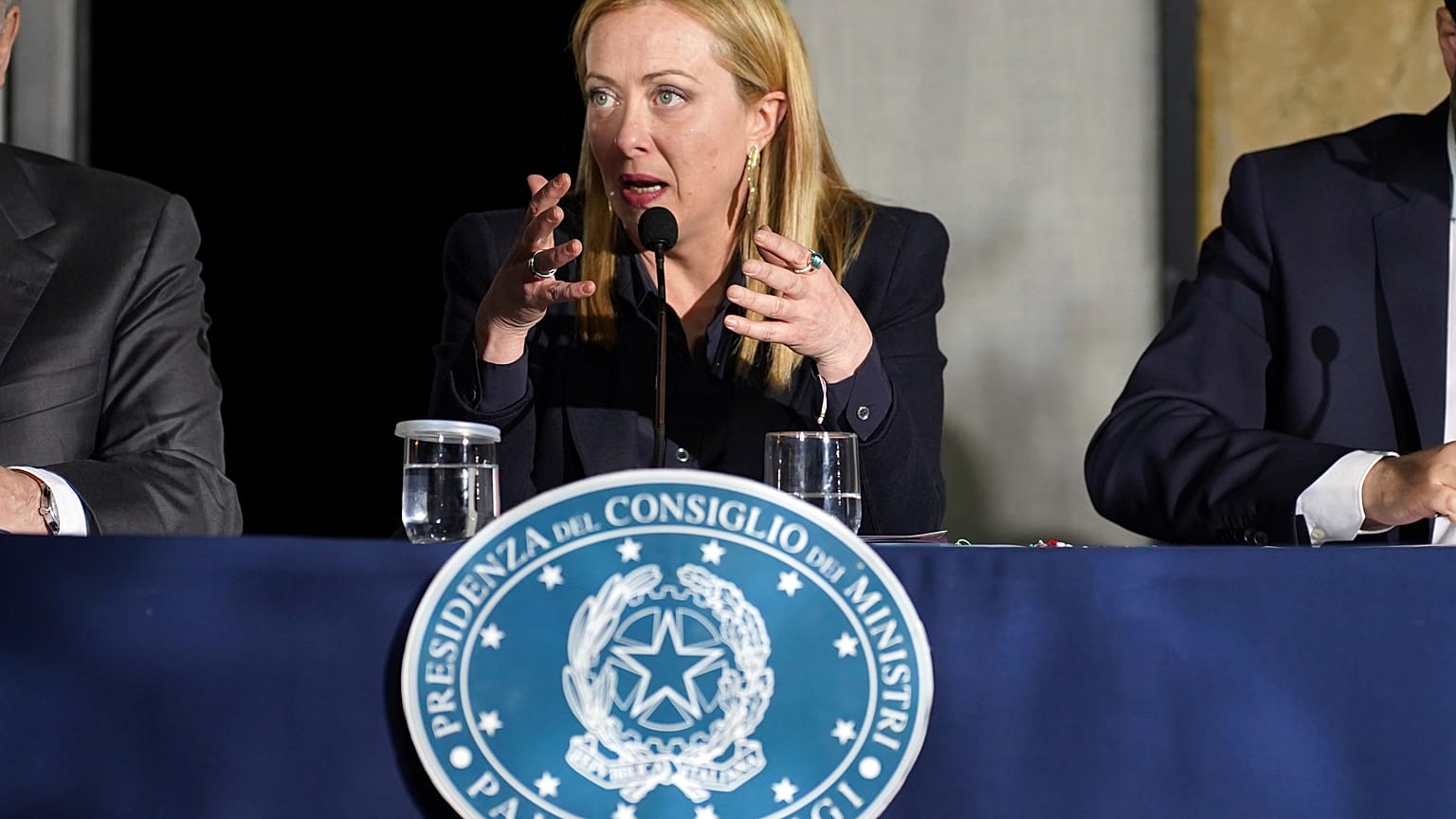 Giorgia Meloni ofrece una rueda de prensa tras el Consejo de Ministros, celebrado en la localidad de Cutro, en cuyas costas se produjo el naufragio.