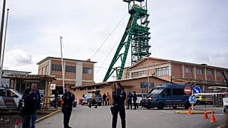 Tras el accidente, la policía catalana acordonó la entrada de la mina de Cabanasses de Súria a unos 80 kilómetros al noroeste de Barcelona, España, el 9 de marzo de 2023.