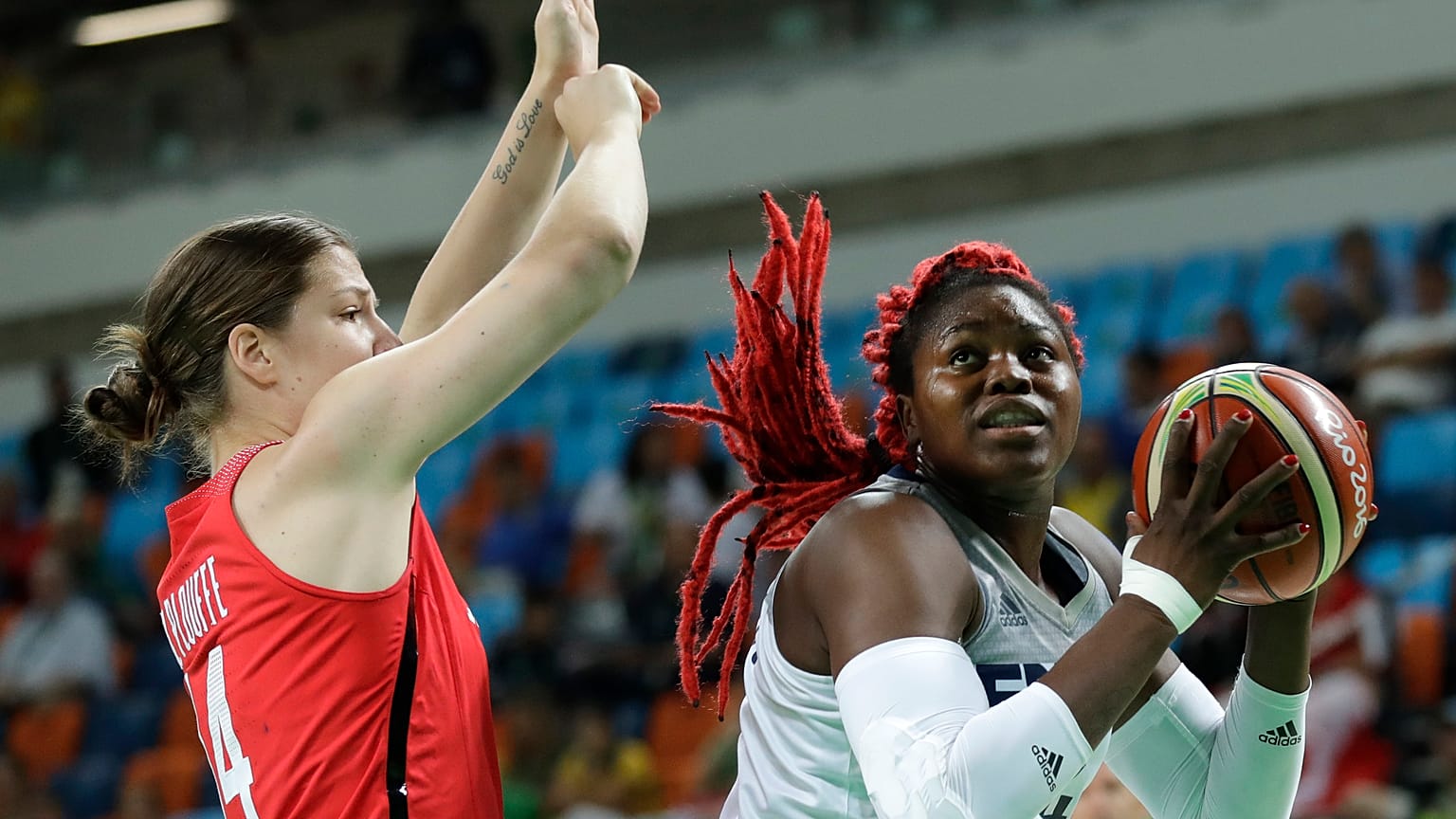 Isabelle Yacoubou (am Ball) in einem Spiel während der Olympischen Spiele 2016
