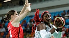 Isabelle Yacoubou (am Ball) in einem Spiel während der Olympischen Spiele 2016