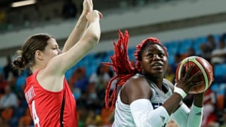 Isabelle Yacoubou (am Ball) in einem Spiel während der Olympischen Spiele 2016