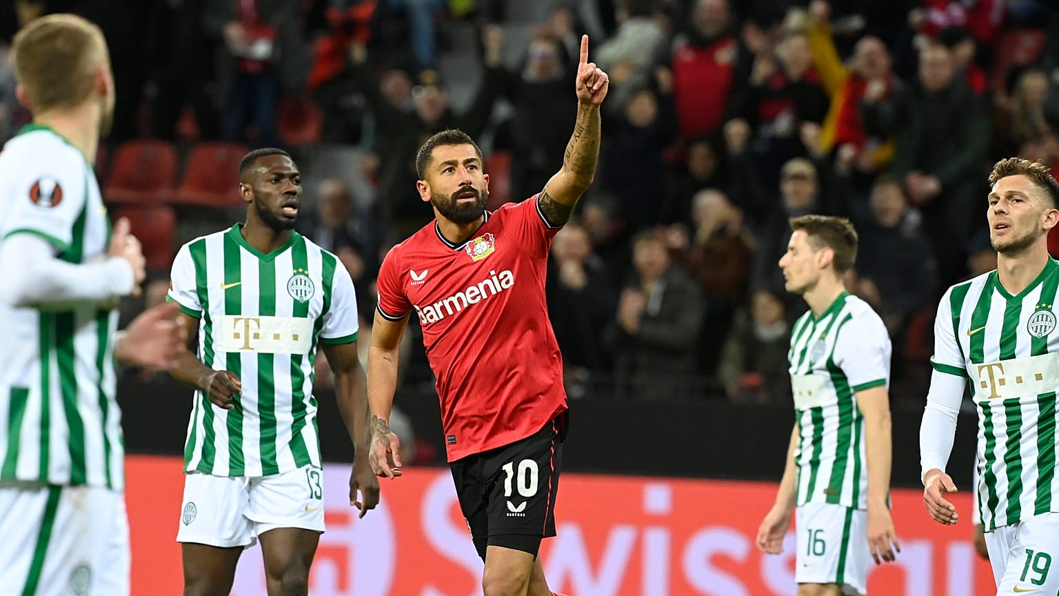 Kerem Demirbay a Bayer Leverkusen vezető gólját ünnepli ferencvárosi játékosok gyűrűjében.
