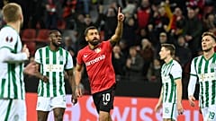 Kerem Demirbay a Bayer Leverkusen vezető gólját ünnepli ferencvárosi játékosok gyűrűjében.