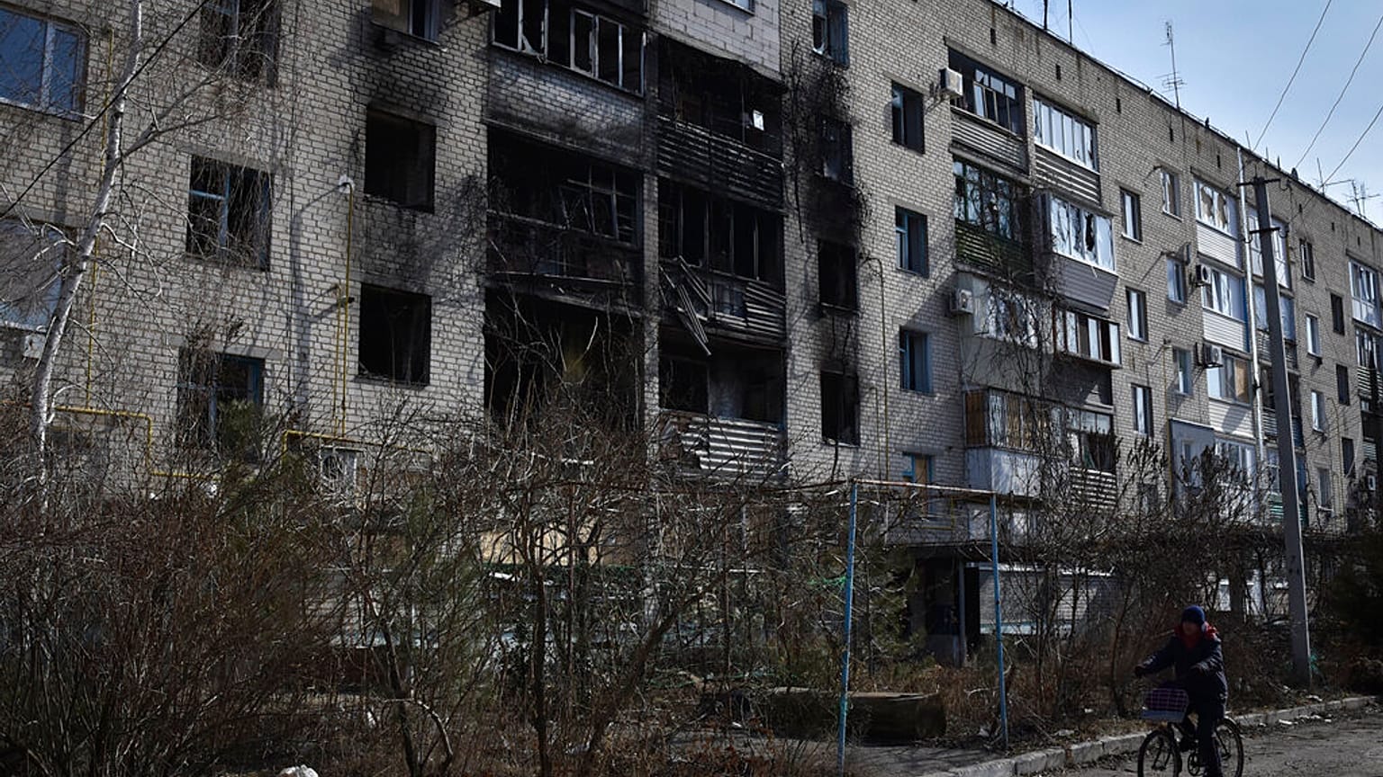 Beschädigte Gebäude nach Raketeneinschlägen in der Ukraine