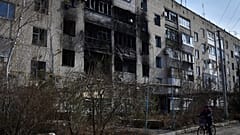 Szétlőtt lakóépület Zaporizzsjában